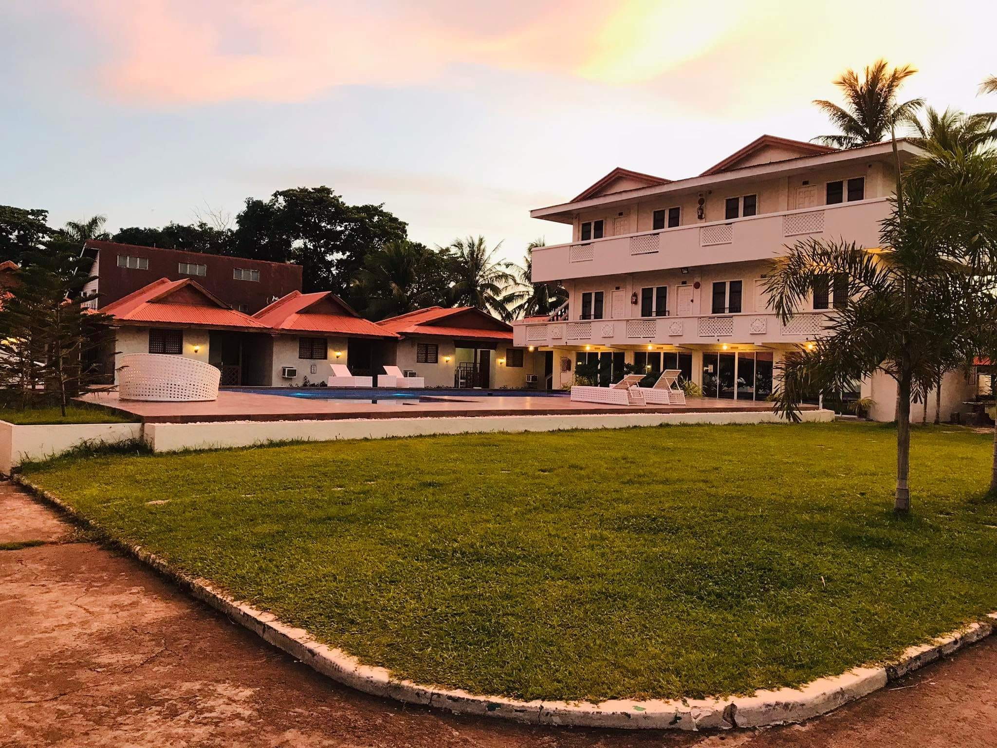 Shoreland Beach Resort